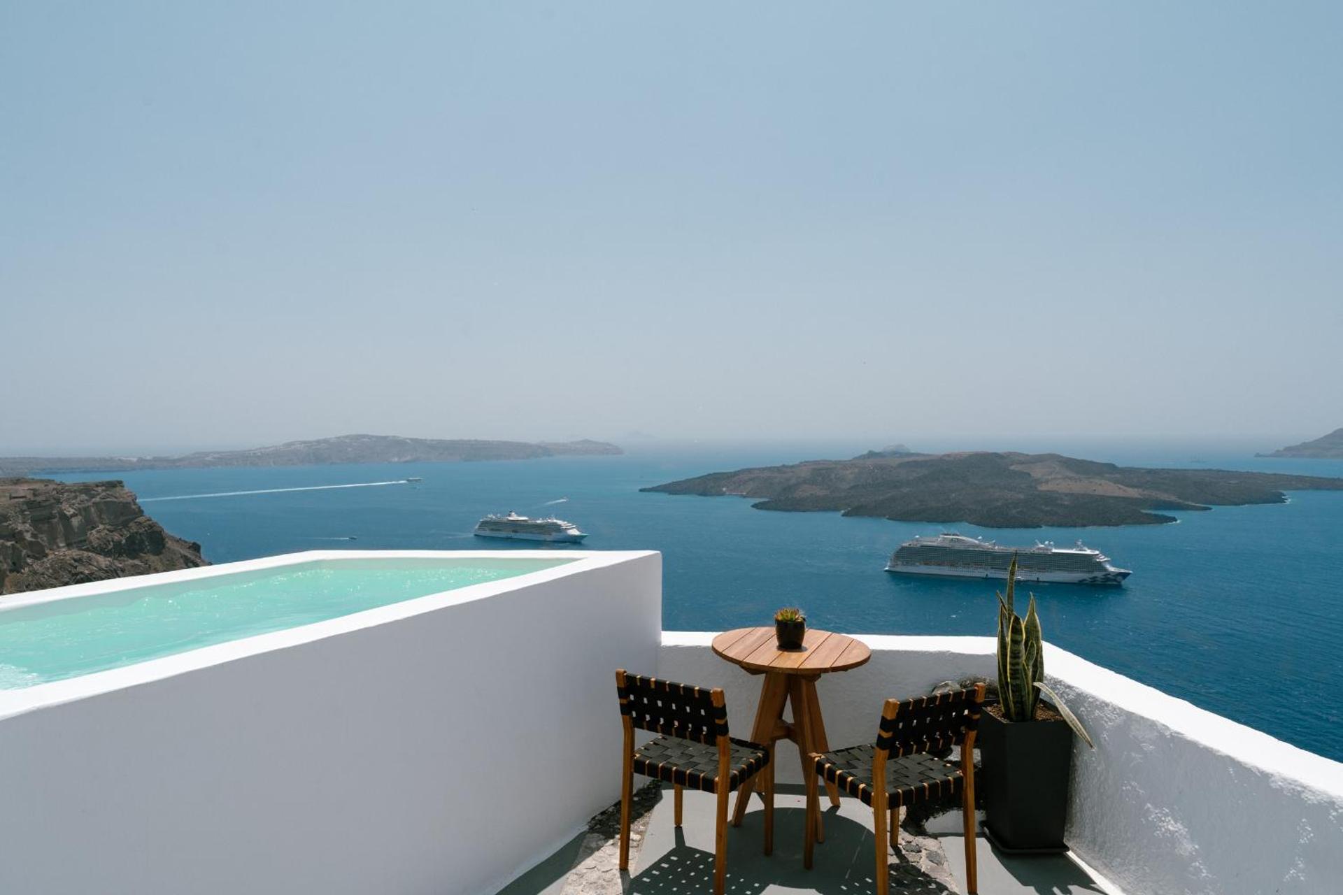 ANEMOS FIRA CALDERA VIEW