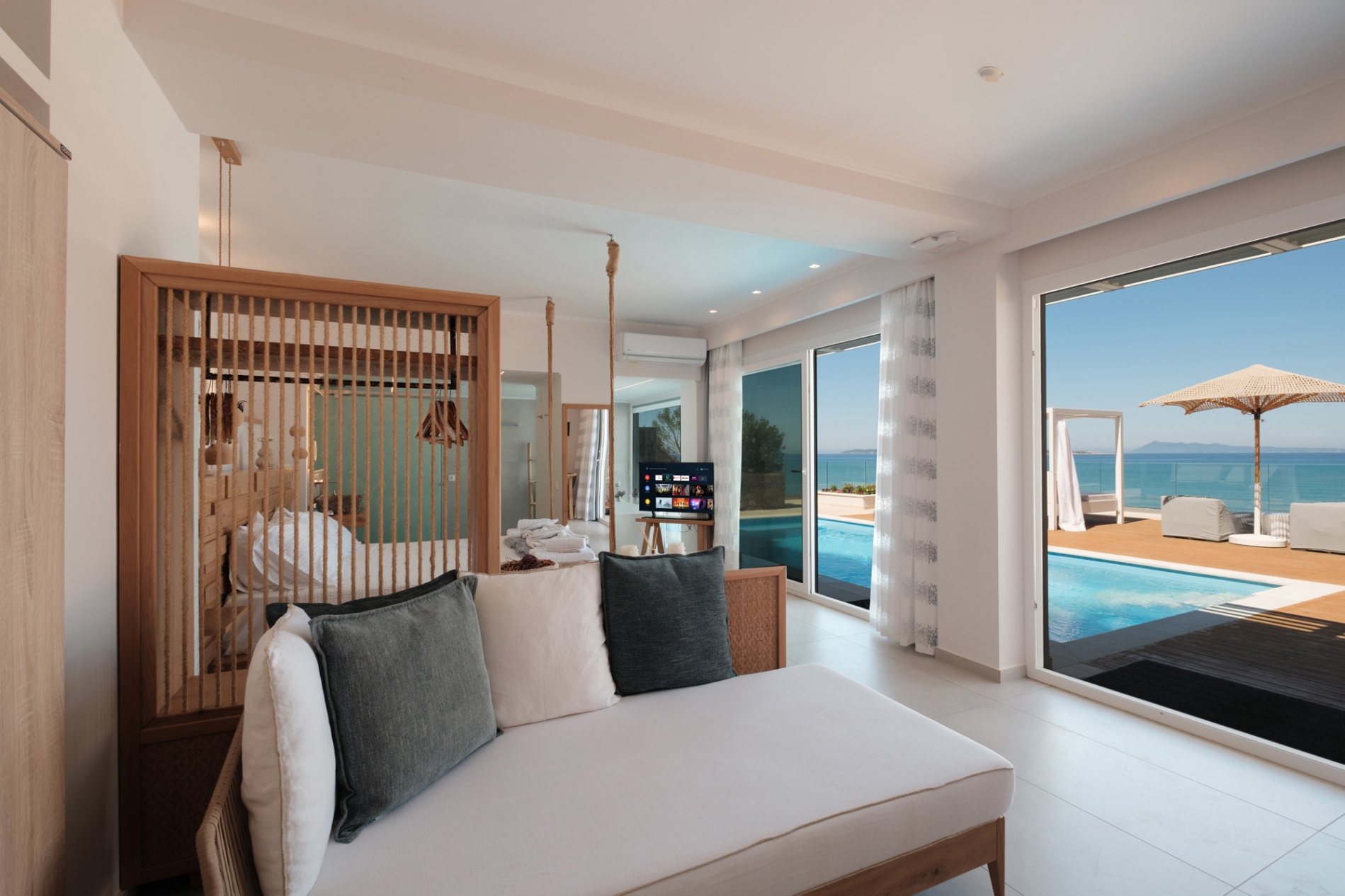 PARALIA LUXURY SUITES